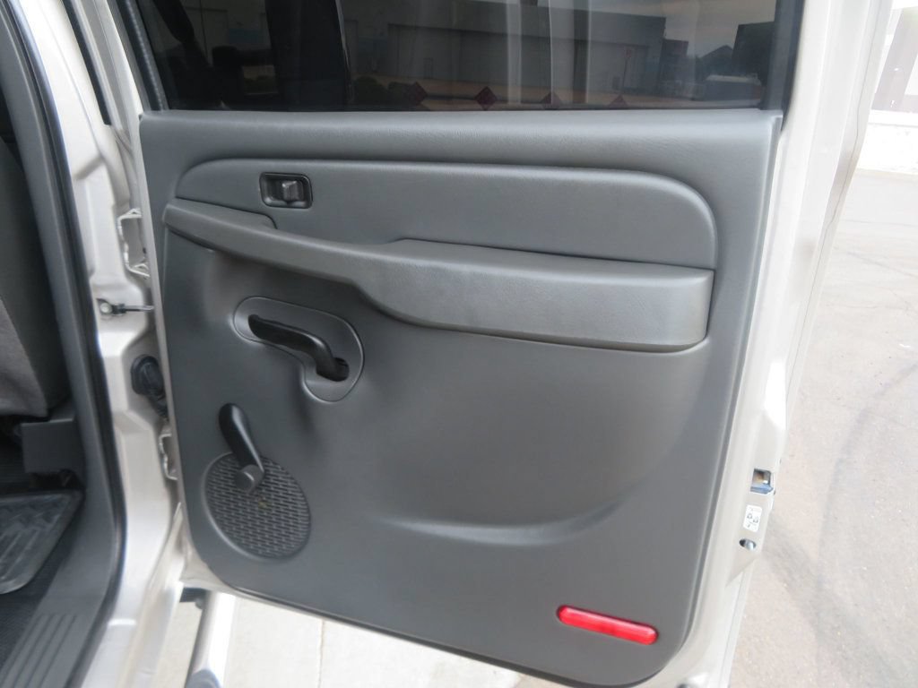 Used 2006 Chevrolet Silverado 2500 2WD Crew Cab image 27