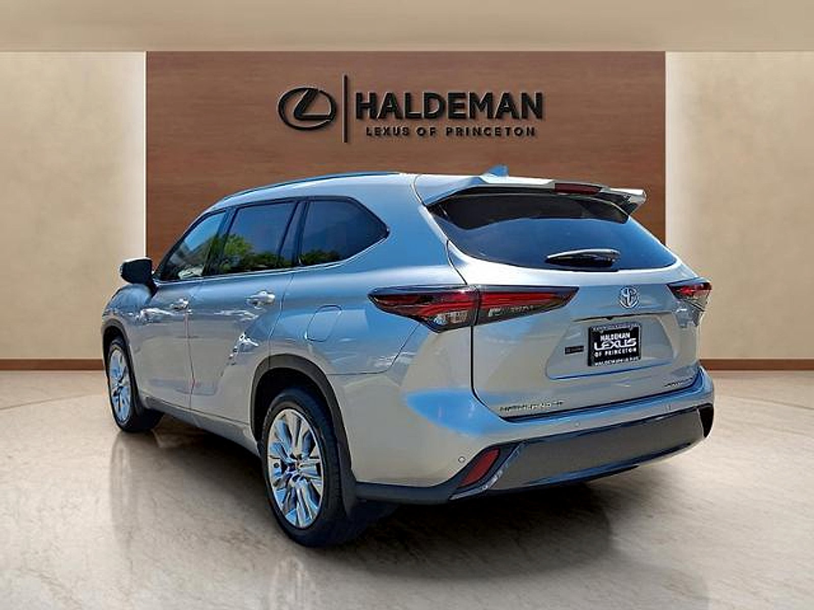 Used 2024 Toyota Highlander Limited AWD/4WD image 4