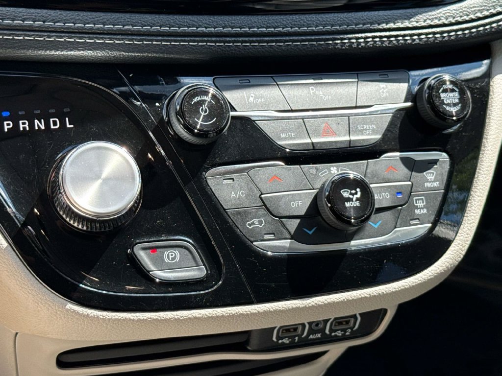 Used 2024 Chrysler Pacifica Limited FWD image 19