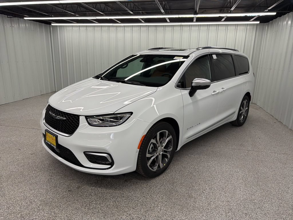 New 2026 Chrysler Pacifica Pinnacle w/ Trailer Tow Group FWD image 3