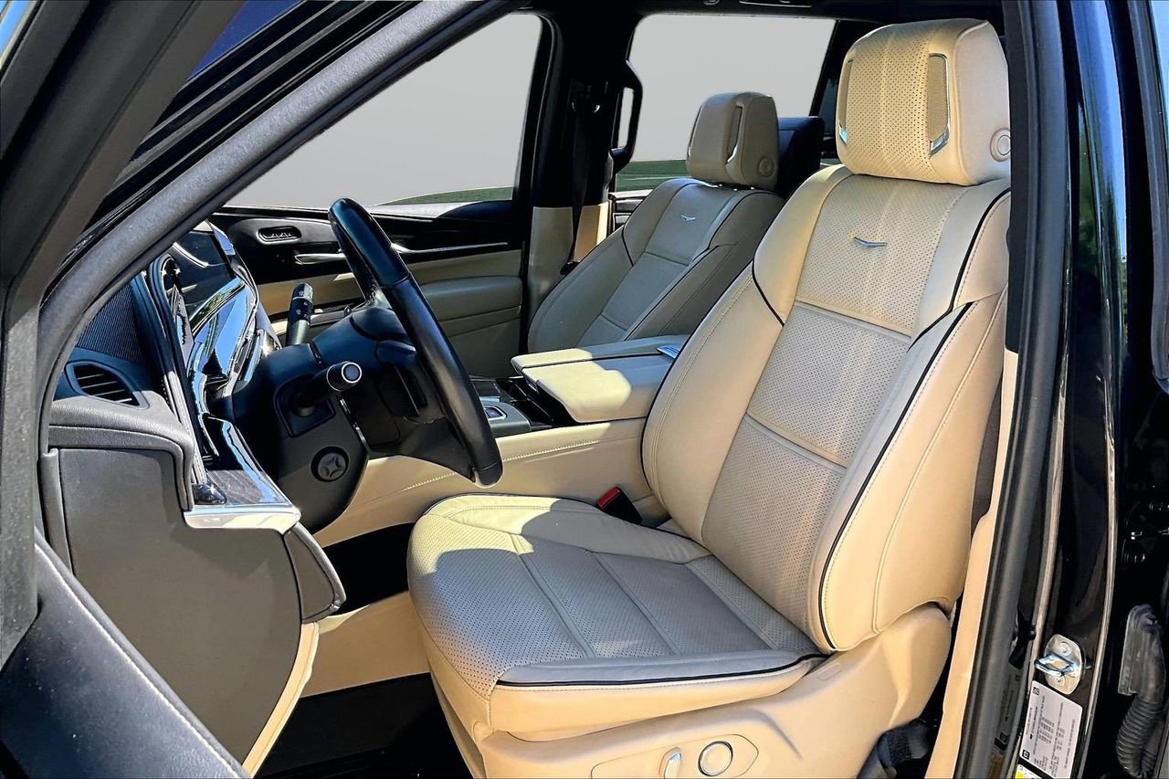Used 2021 Cadillac Escalade Premium Luxury w/ LPO, Illumination Package AWD/4WD image 22