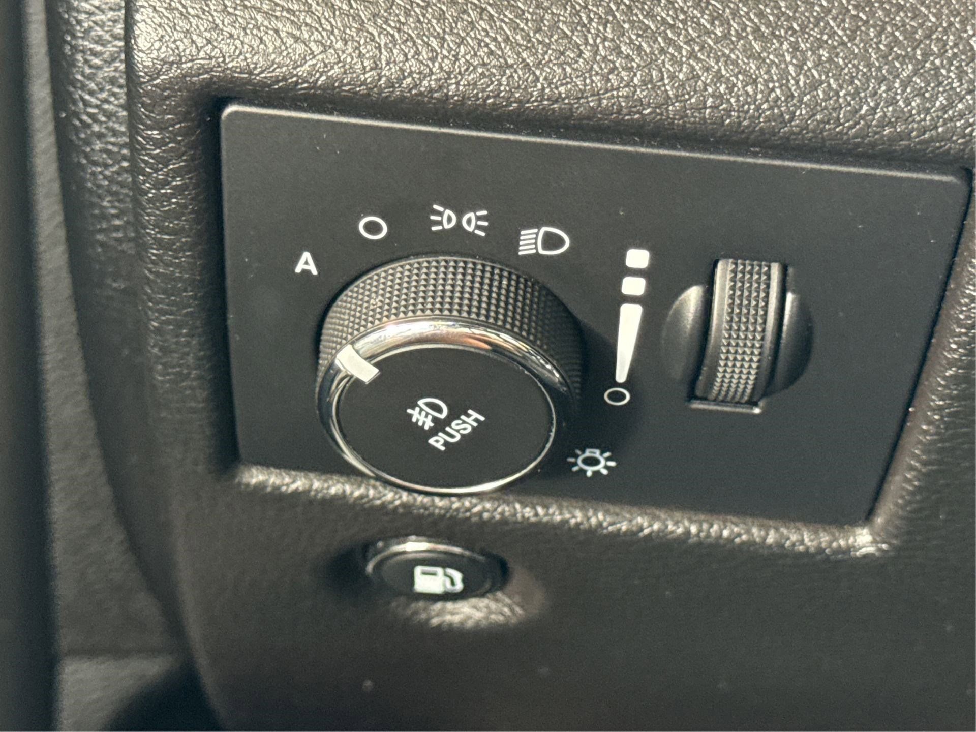 Used 2021 Jeep Grand Cherokee Laredo X image 25