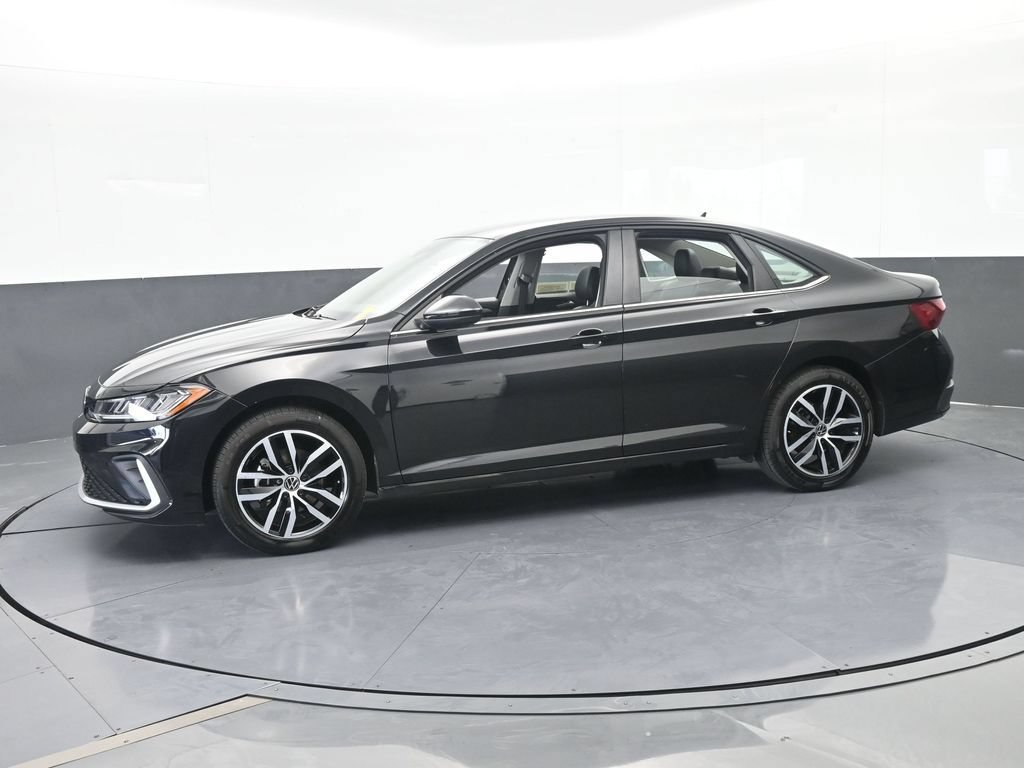 Used 2025 Volkswagen Jetta SE FWD image 2