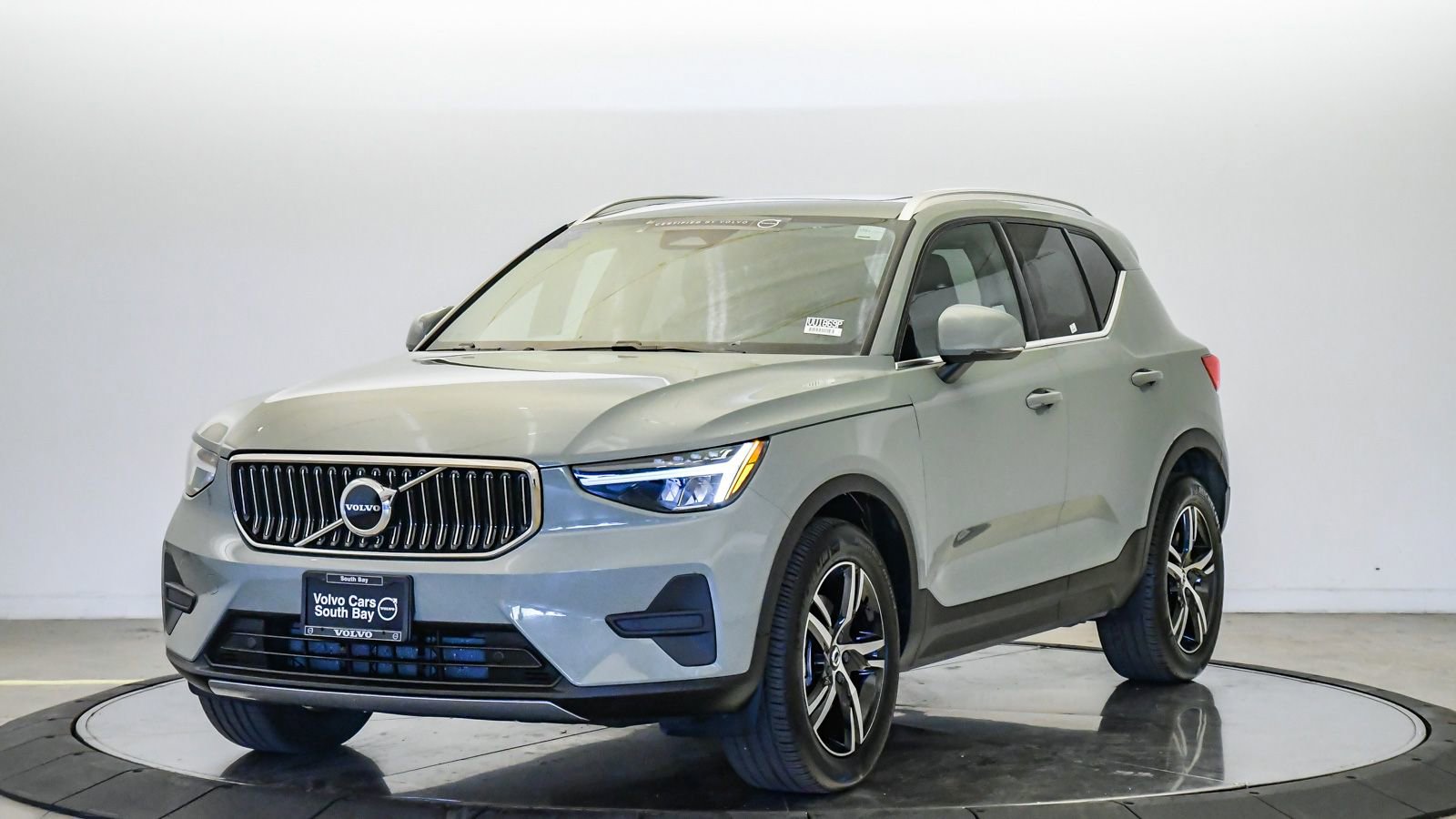 Certified 2025 Volvo XC40 B5 Core AWD/4WD image 1