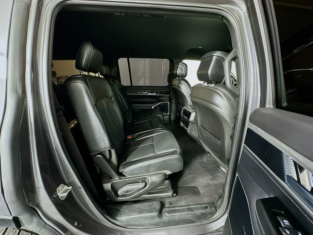 Used 2022 Jeep Wagoneer Series III AWD/4WD image 29