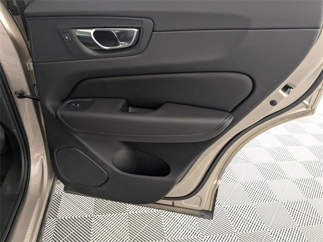 Used 2025 Volvo XC60 B5 Plus image 33