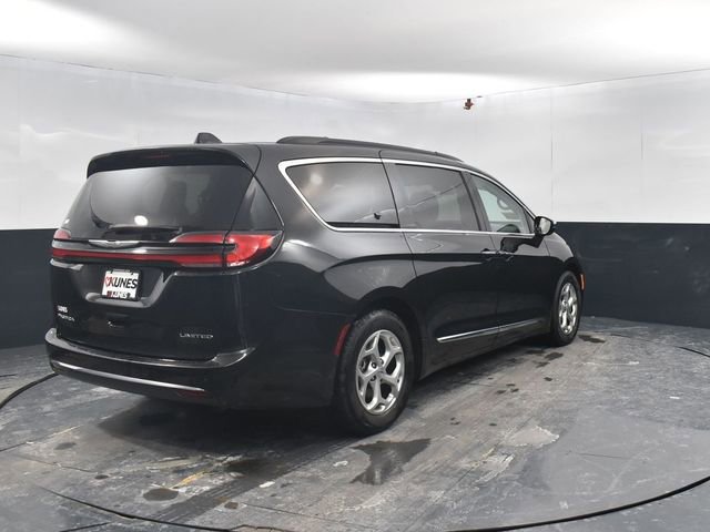 Used 2023 Chrysler Pacifica Limited image 9