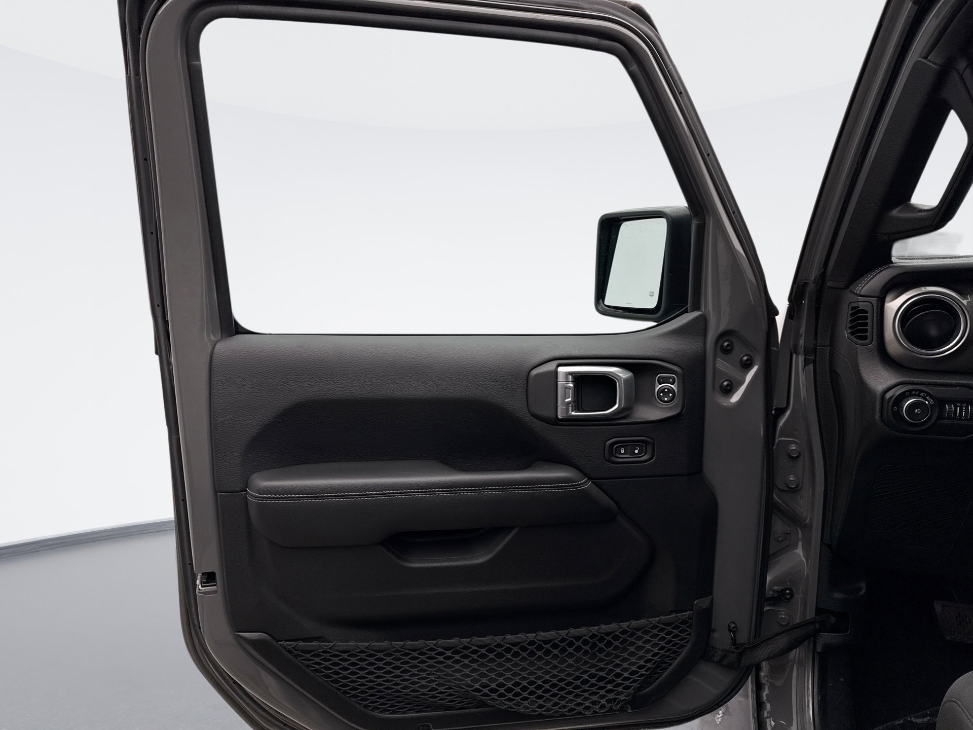 Used 2018 Jeep Wrangler Unlimited Sahara image 9