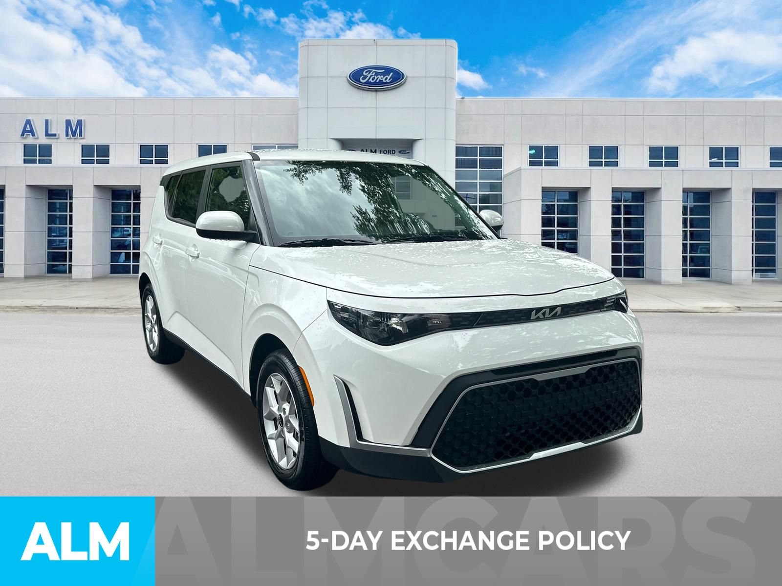 Used 2025 Kia Soul LX w/ LX Technology Package FWD image 3