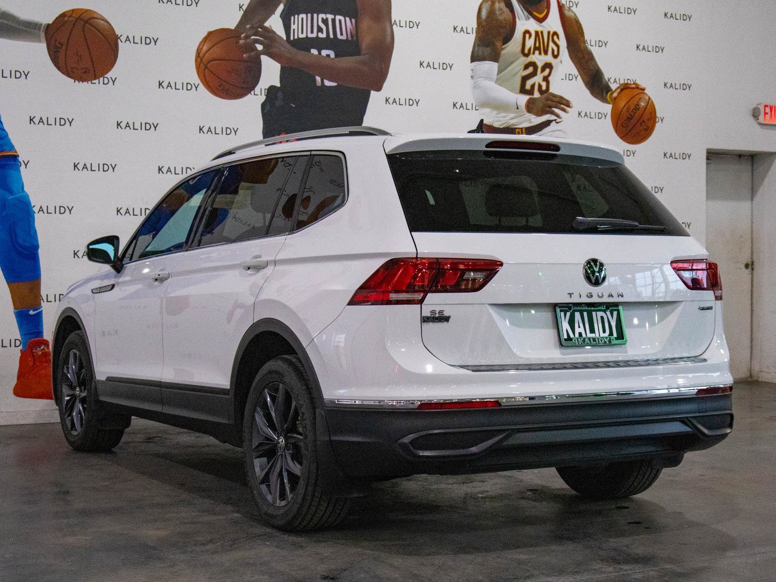 Used 2022 Volkswagen Tiguan SE AWD/4WD image 22