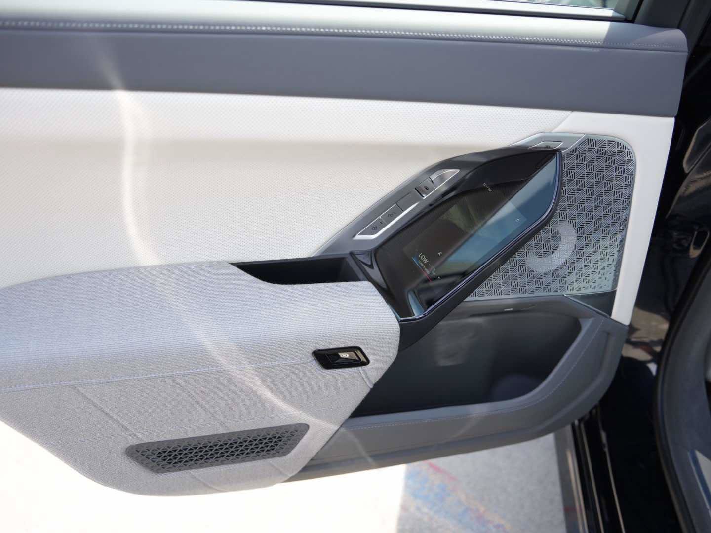 Used 2025 BMW i7 M70 AWD/4WD image 6