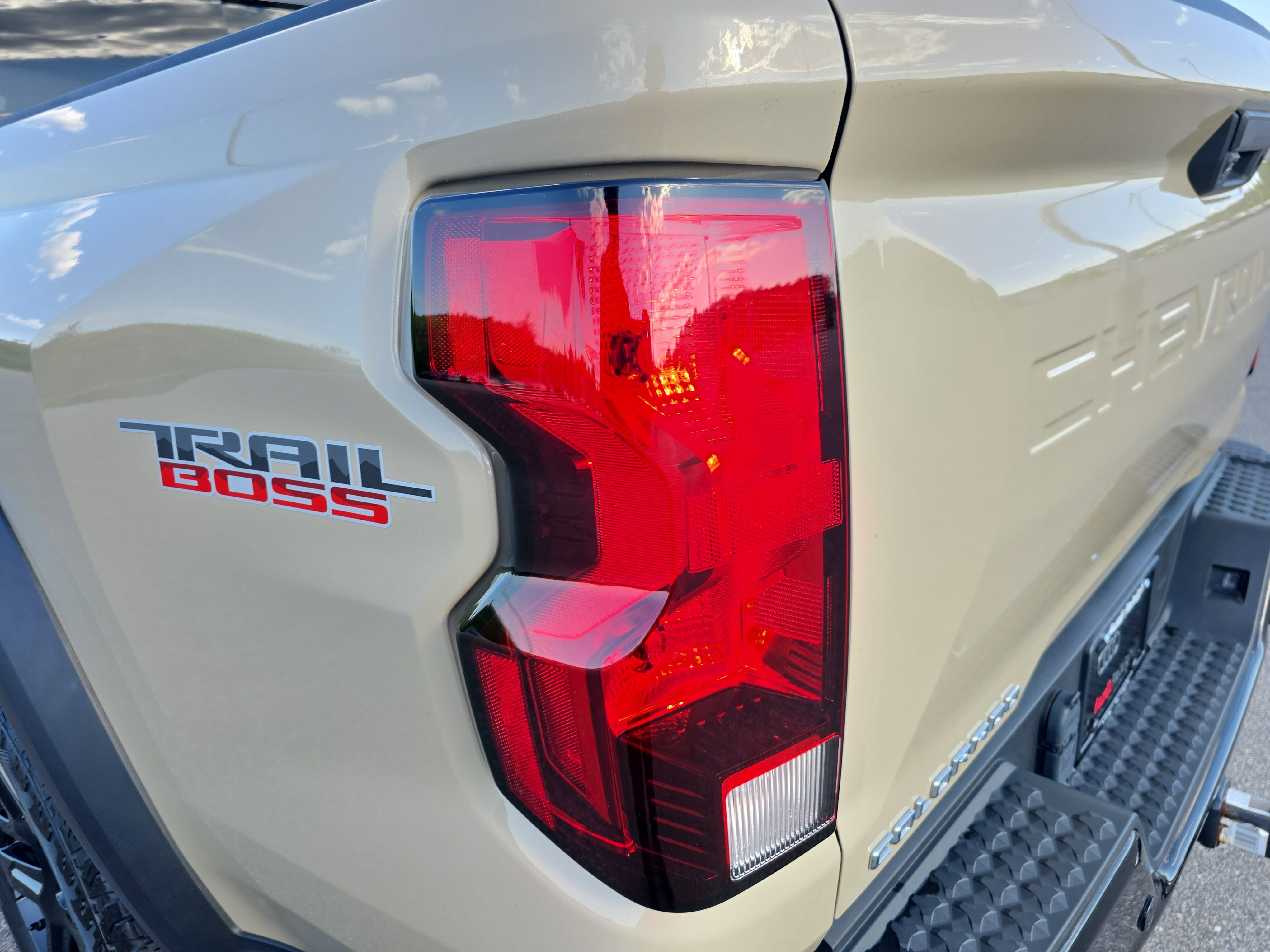 Used 2024 Chevrolet Colorado Trail Boss w/ Technology Package AWD/4WD image 31