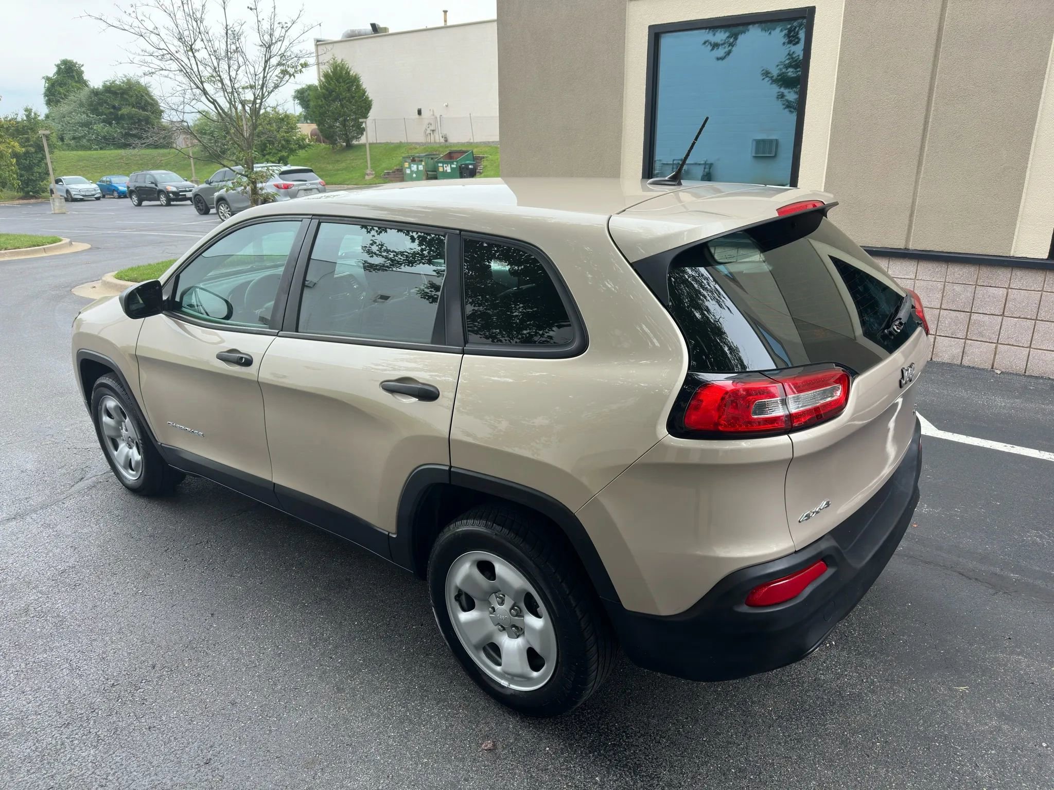 Used 2014 Jeep Cherokee Sport image 4