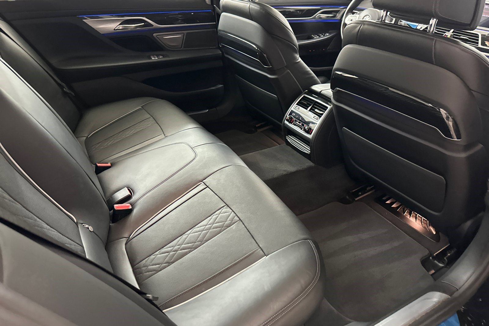 Used 2022 BMW 750i xDrive w/ Executive Package image 31