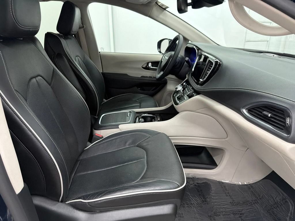 Used 2023 Chrysler Pacifica Limited FWD image 31