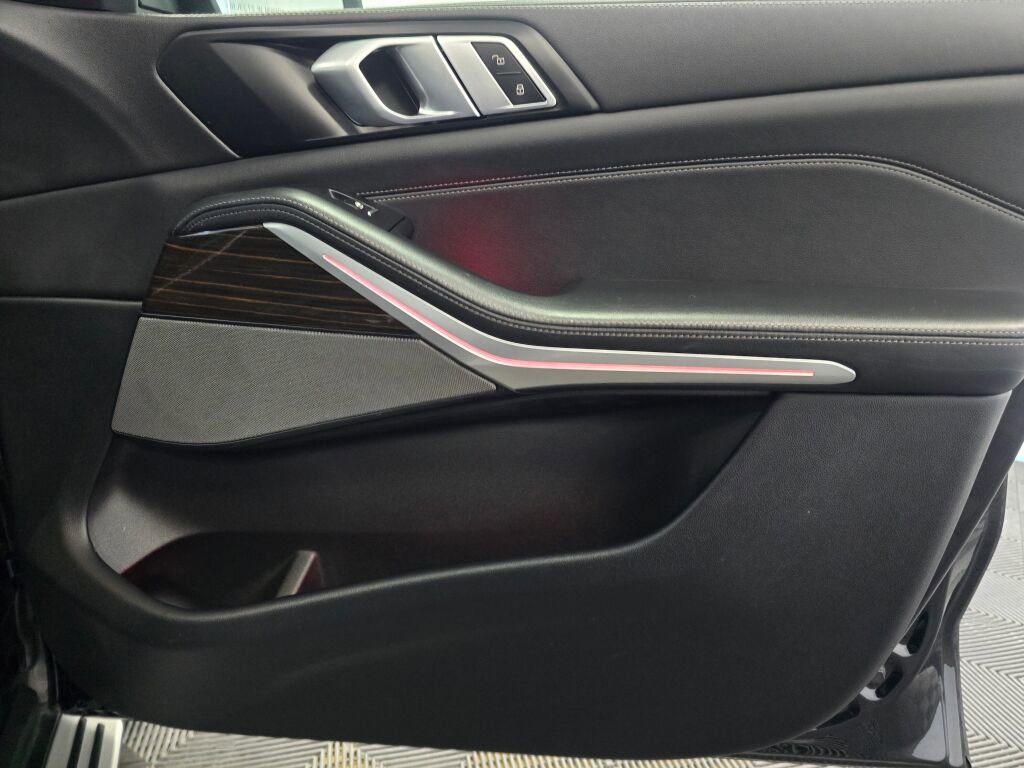 Used 2025 BMW X5 xDrive50e image 29