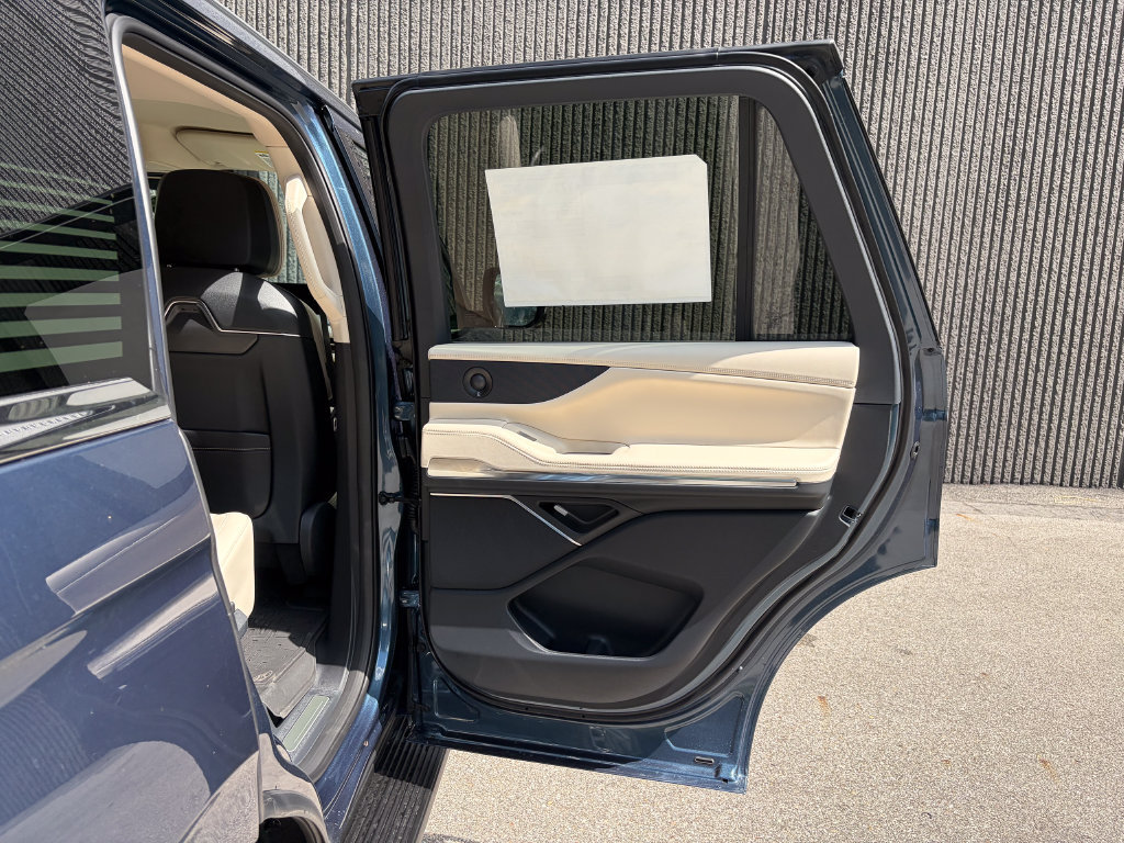 New 2027 Lincoln Navigator Premiere AWD/4WD image 33