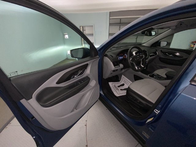 Used 2024 GMC Terrain SLE w/ Driver Convenience Package FWD image 11