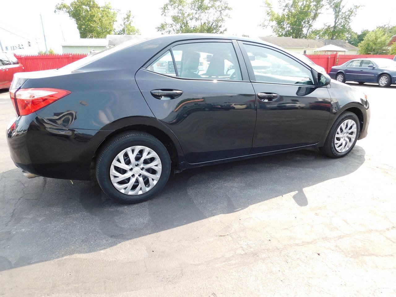 Used 2018 Toyota Corolla LE FWD image 12