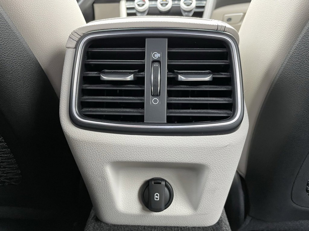 Used 2022 Genesis G70 2.0T image 27