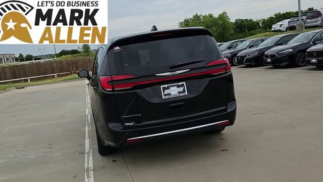 Used 2023 Chrysler Pacifica Touring-L FWD image 7