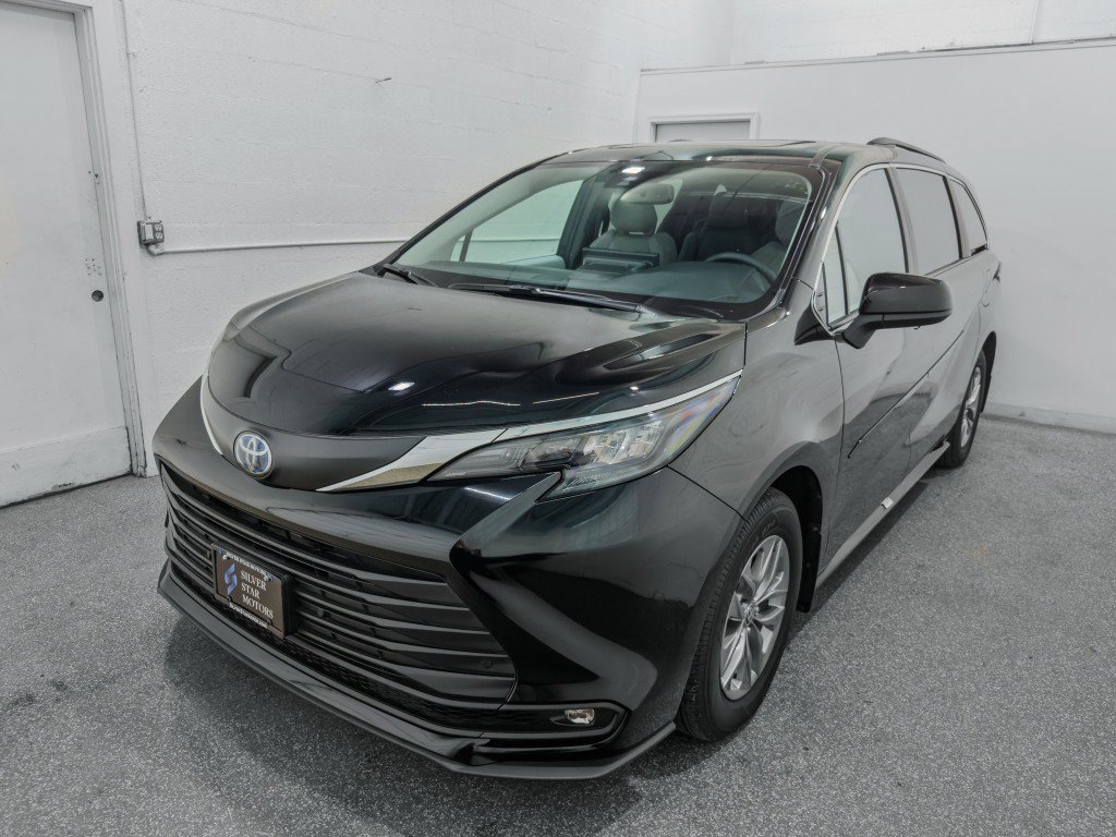 Used 2025 Toyota Sienna XLE AWD/4WD image 4