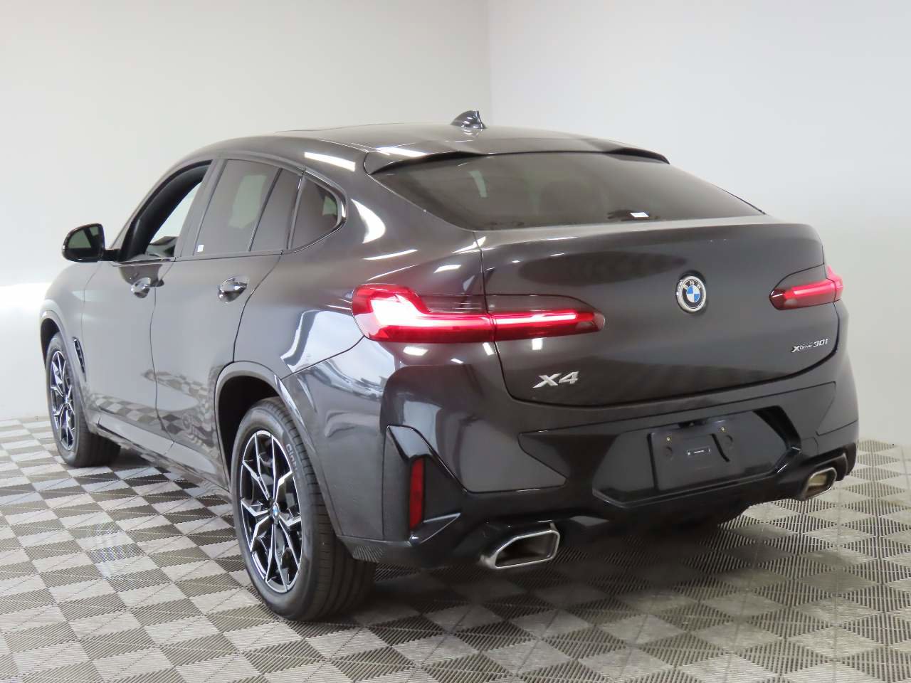 Used 2025 BMW X4 xDrive30i image 3