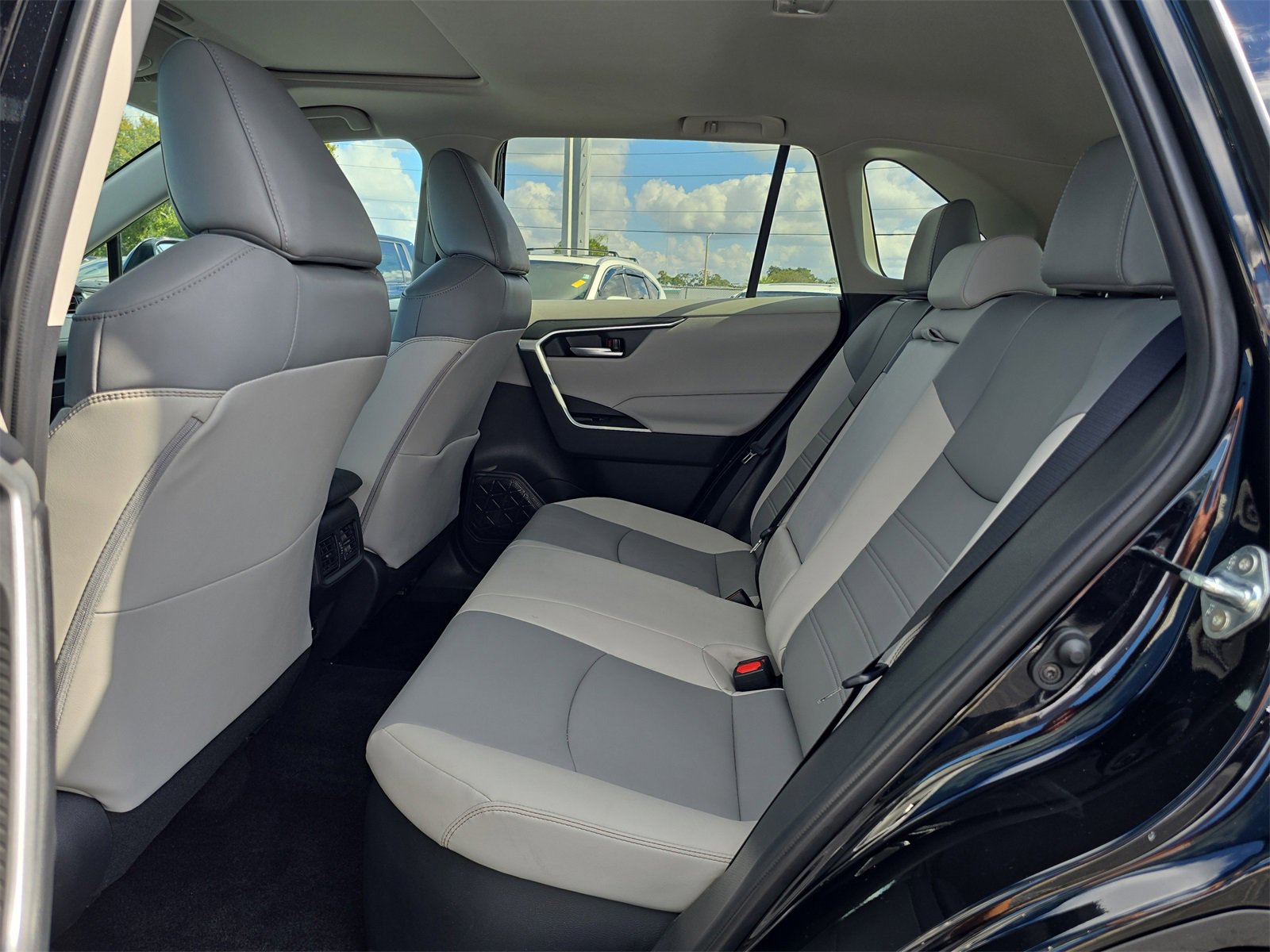 Used 2021 Toyota RAV4 XLE Premium image 13