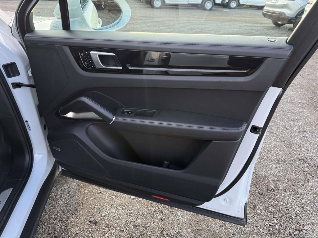 Used 2020 Porsche Cayenne Turbo image 15