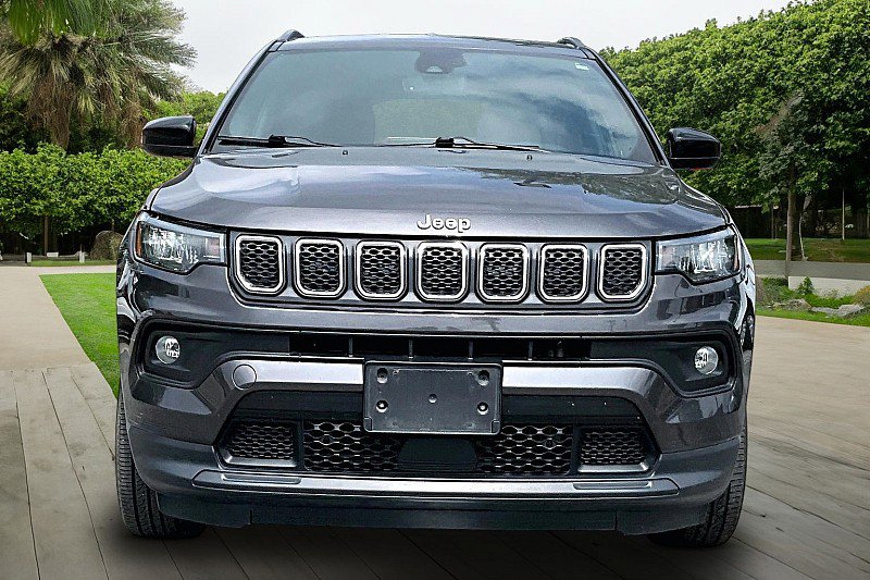 Used 2023 Jeep Compass Latitude AWD/4WD image 2