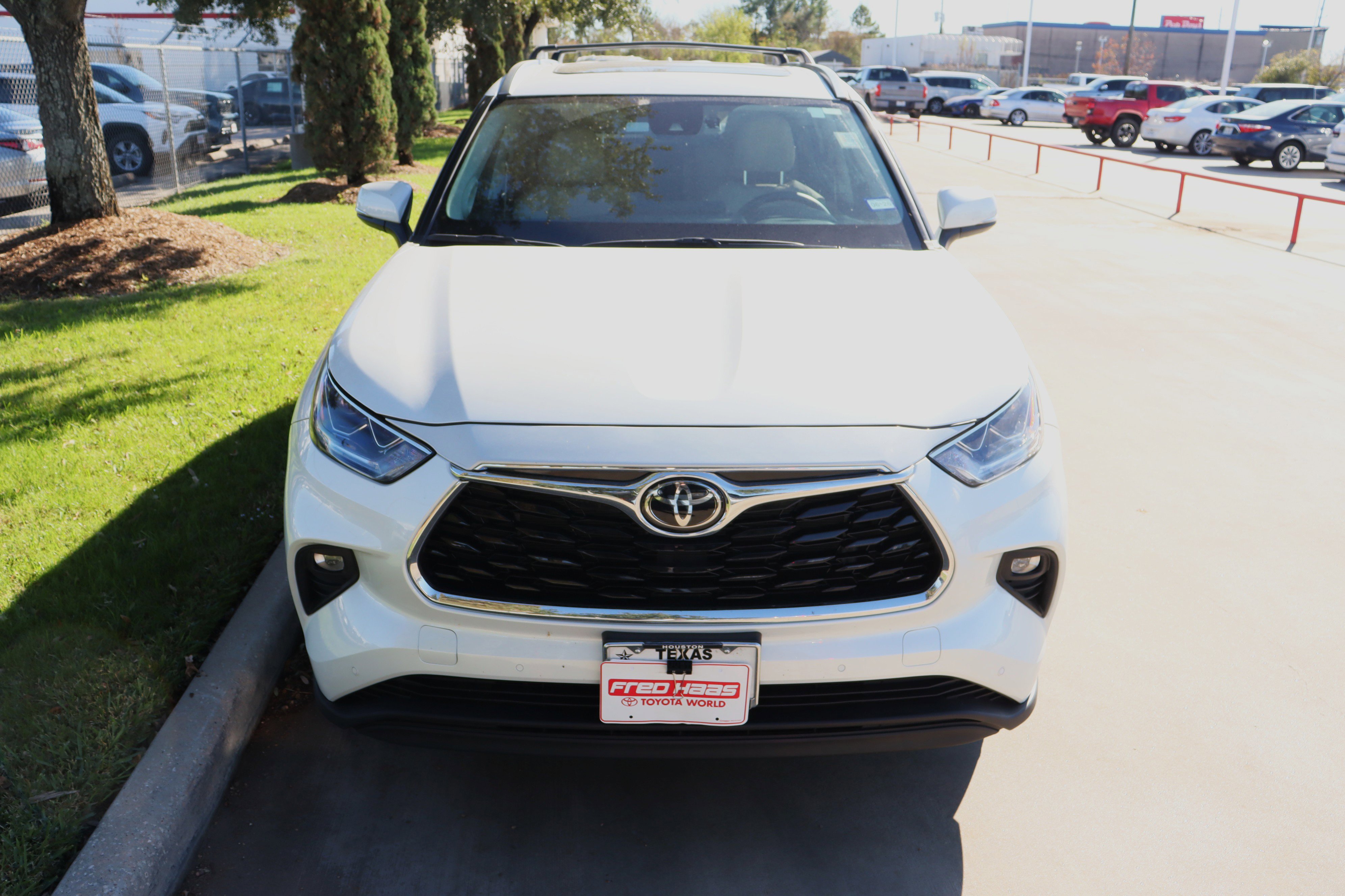 Used 2023 Toyota Highlander Limited image 3