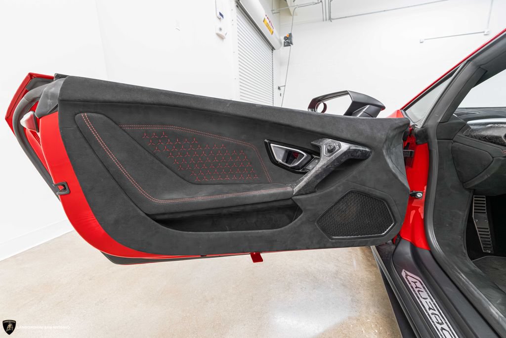 Used 2018 Lamborghini Huracan Performante AWD/4WD image 33