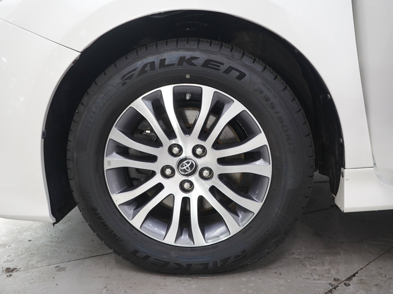 Used 2020 Toyota Sienna XLE Premium w/ Carpet Mat Package FWD image 31