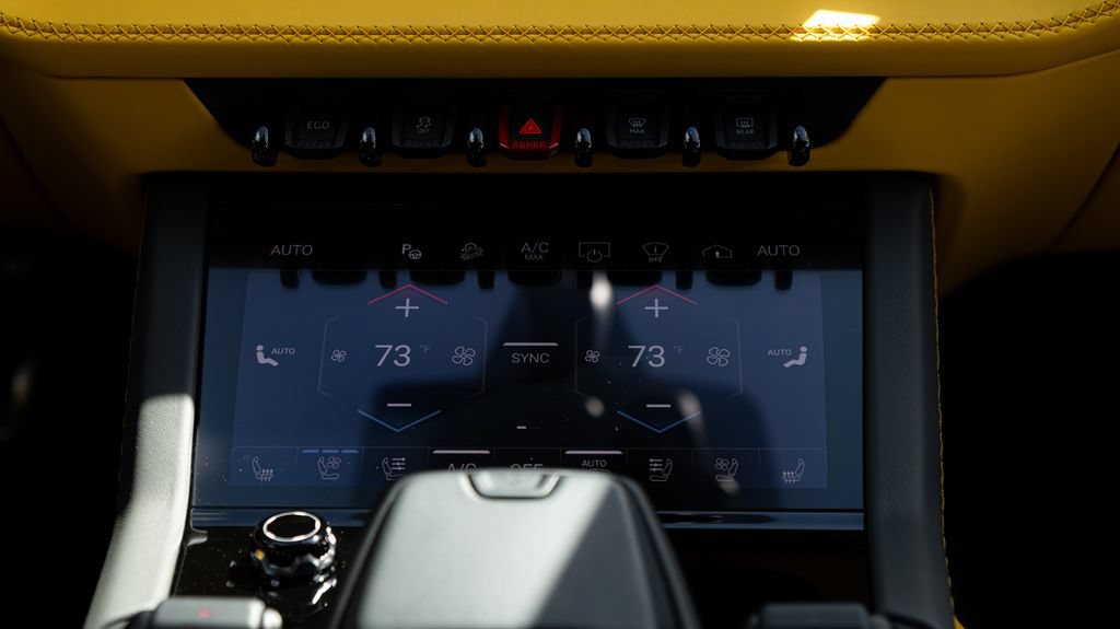 Used 2025 Lamborghini Urus SE AWD/4WD image 17