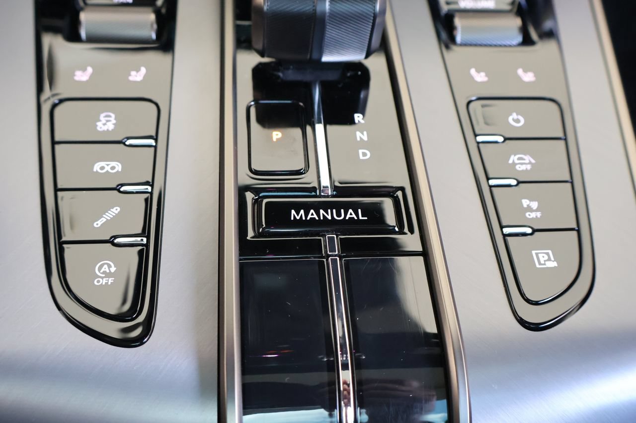Used 2025 Aston Martin Vanquish RWD image 26