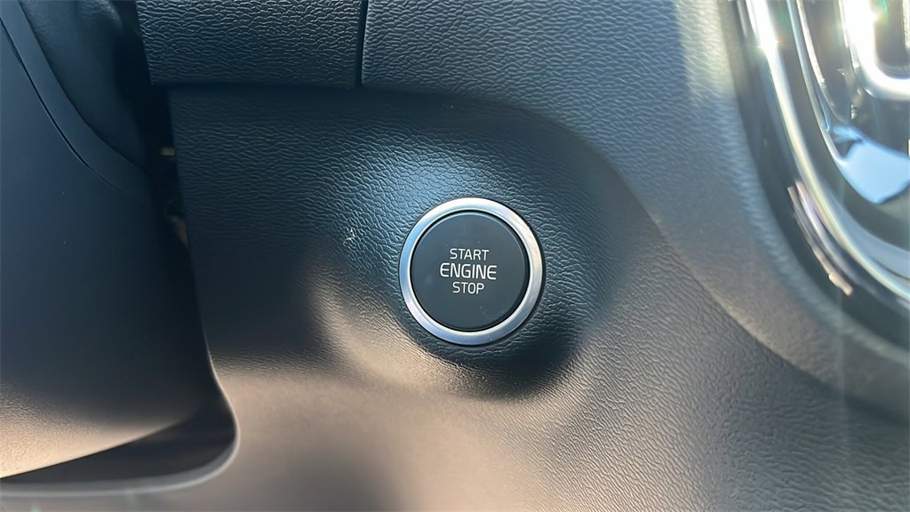 Certified 2025 Volvo XC40 B5 Plus image 28