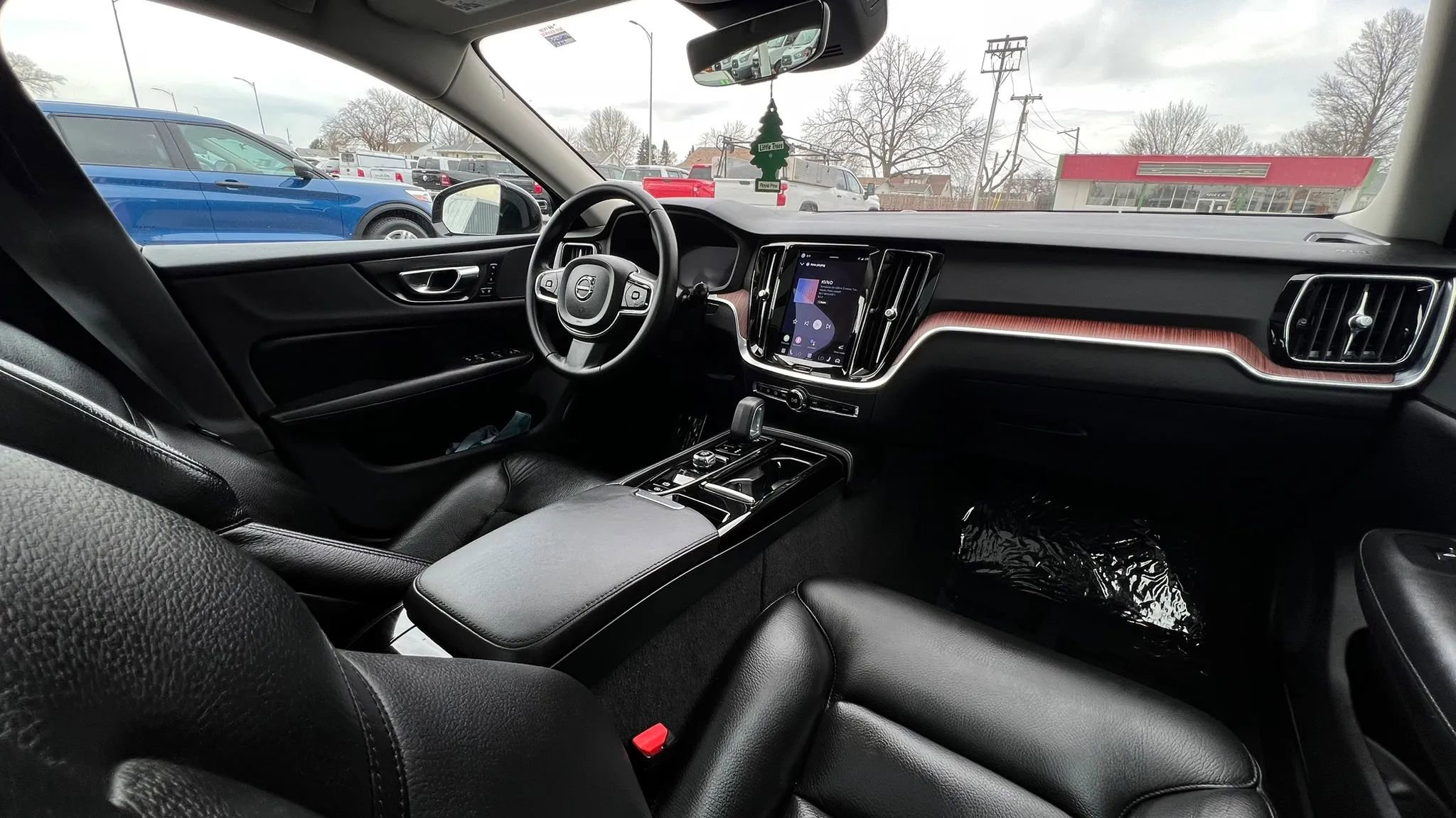 Used 2023 Volvo S60 T8 Plus image 28