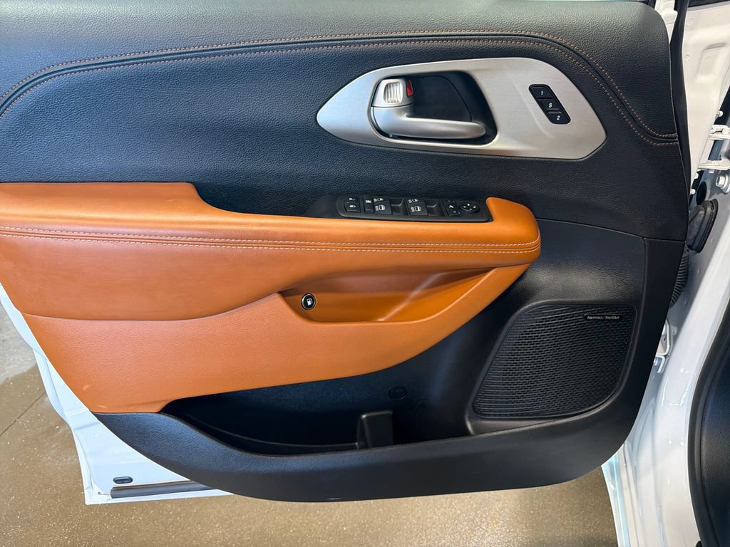 Used 2024 Chrysler Pacifica Pinnacle FWD image 15