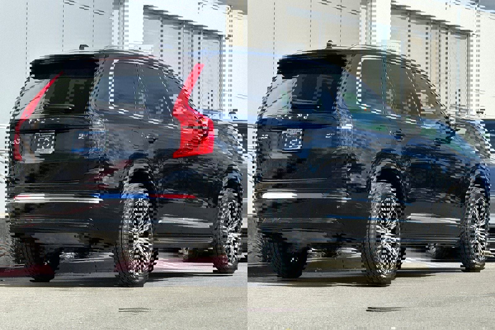 Certified 2025 Volvo XC90 B6 Plus image 2