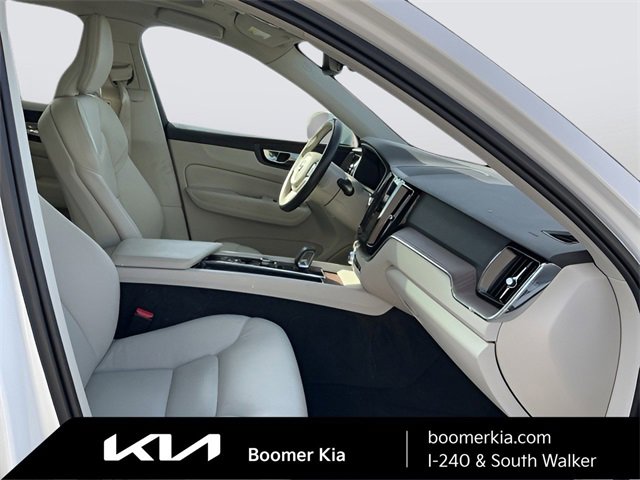 Used 2022 Volvo XC60 B5 Momentum image 11