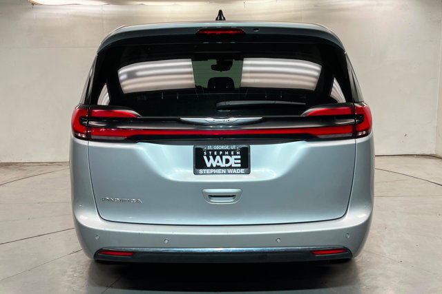 Used 2023 Chrysler Pacifica Touring-L FWD image 4