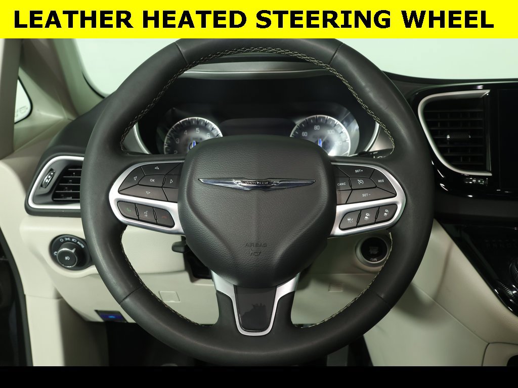 Used 2024 Chrysler Pacifica Touring-L image 8