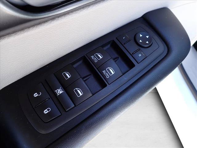 Used 2024 Chrysler Pacifica Touring-L FWD image 17