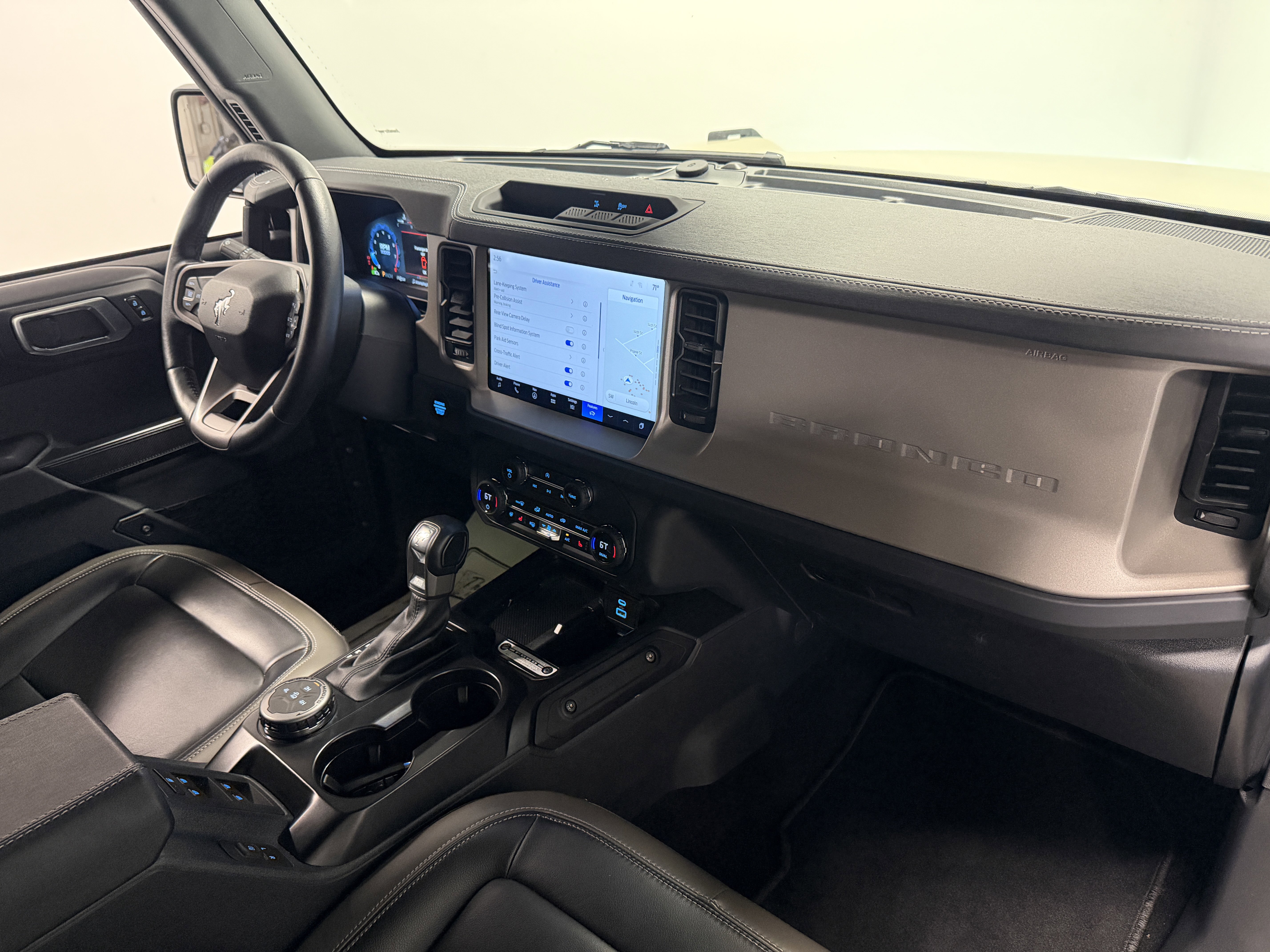 Used 2025 Ford Bronco Outer Banks AWD/4WD image 21