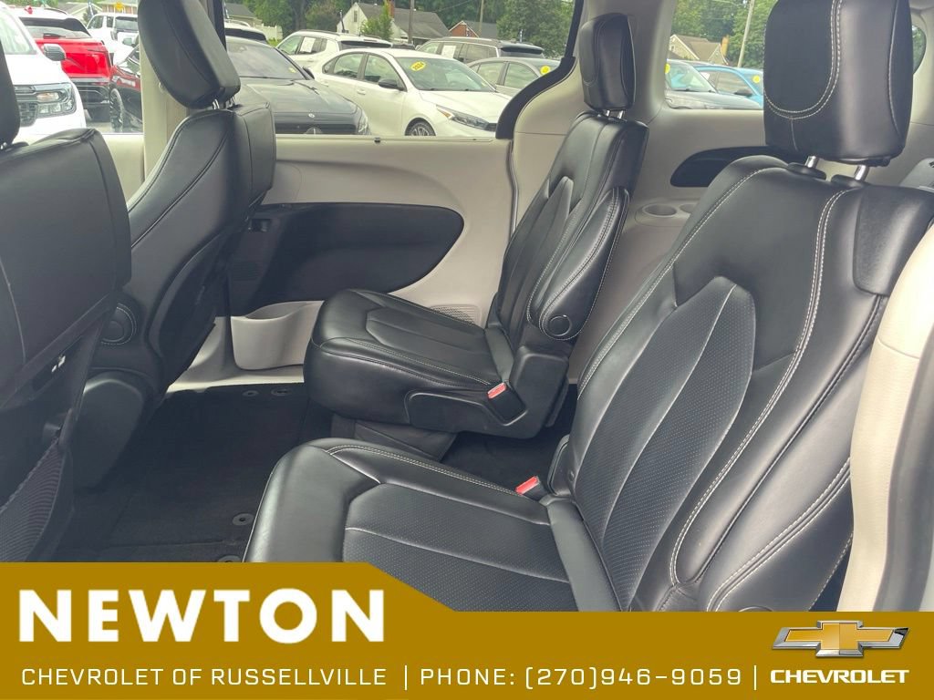 Used 2023 Chrysler Pacifica Touring-L FWD image 33