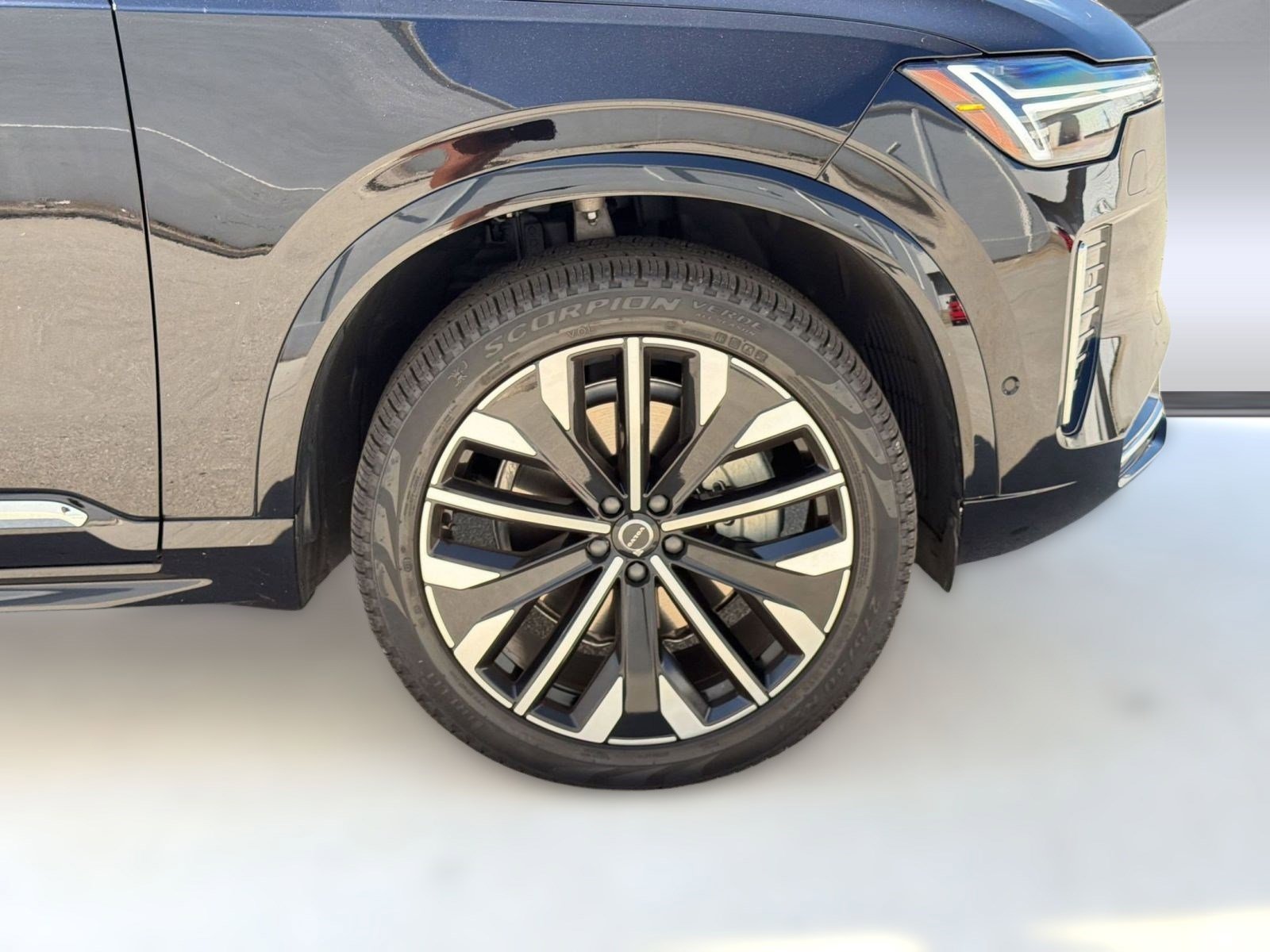 Used 2025 Volvo XC90 B5 Plus w/ Protection Package Premier AWD/4WD image 11