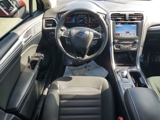 Used 2017 Ford Fusion SE w/ Fusion SE Technology Package image 16