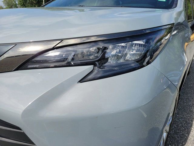 Used 2023 Toyota Sienna XLE Woodland Edition image 4