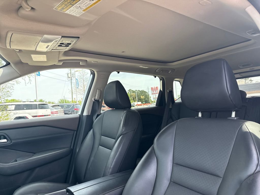 Used 2023 Nissan Rogue SV w/ SV Premium B Package image 17