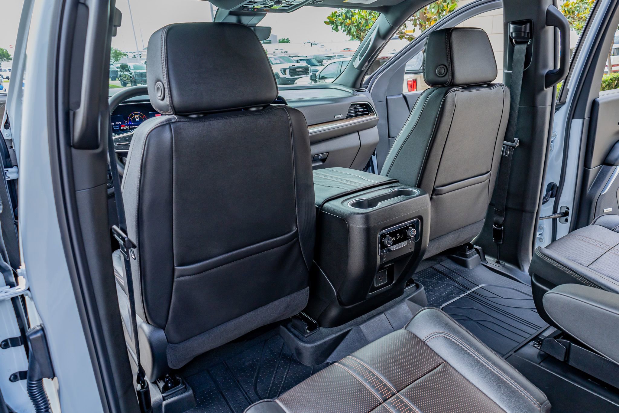 Used 2026 Chevrolet Suburban High Country AWD/4WD image 34